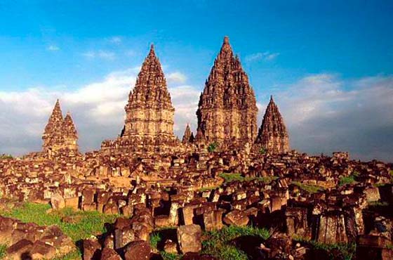 Прамбанан является комплексом храмов, которые относятся к раннесредневековым буддийским и индуистским храмам