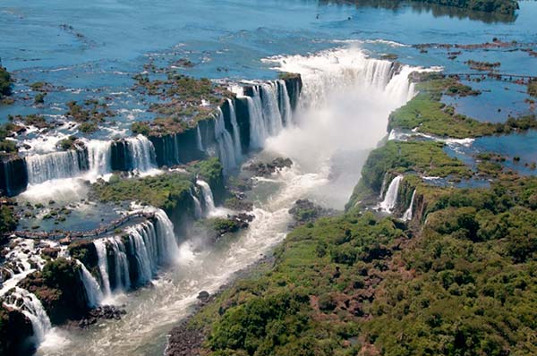 Игуасу — каскад из 275 водопадов на реке Игуасу