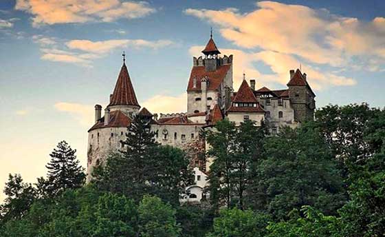 Замок Бран (настоящее название замка Дракулы) был построен еще в эпоху средневековья на одном из обрывов в Карпатских горах