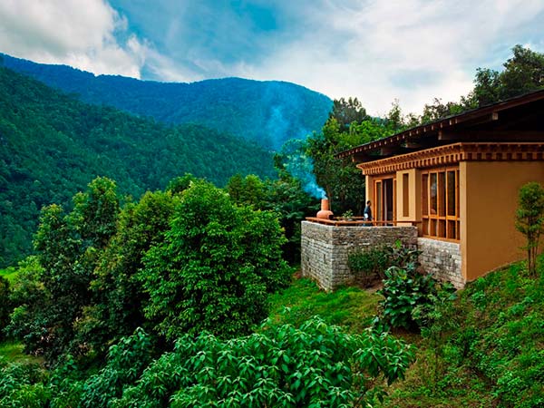 Королевство Бутан - страна в Гималаях, расположенная между Индией и Китаем, столица город Тхимпху