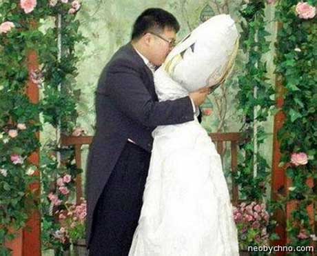 Женат на подушке - весной 2010 года кореец Ли Джин-кью предложил руку и сердце… подушке для обнимания